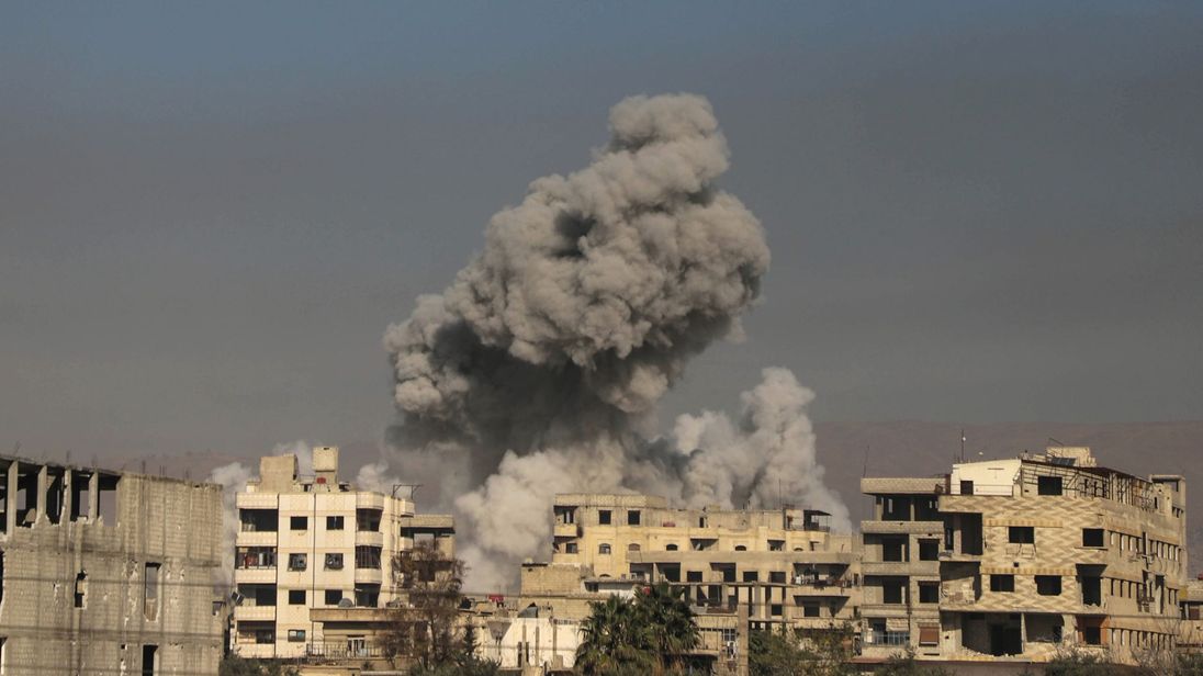 skynews syria ghouta smoke 4281302 अमेरिका ने सीरिया पर दागी सौ से ज्यादा मिसाइलें