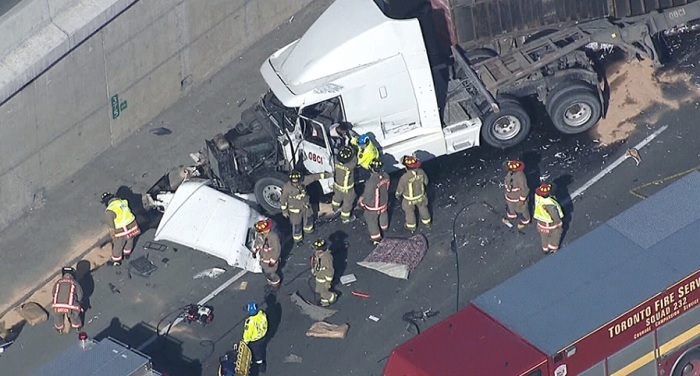 torento टोरंटो में एक बेकाबू ट्रक ने ली 9 लोगों की जान, 16 घायल