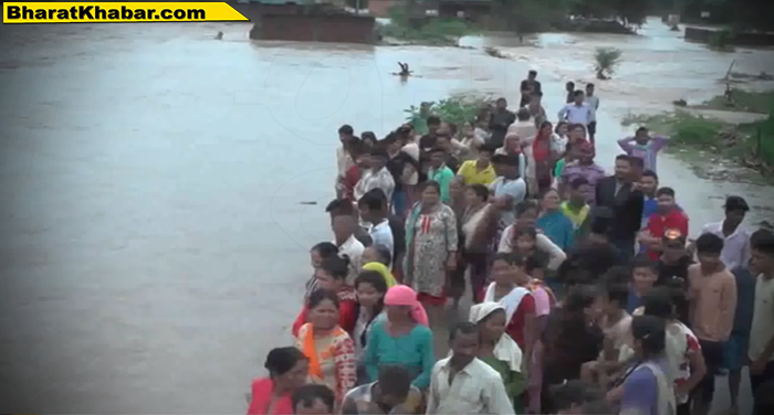 uttarakhand flood देहरादून में जलस्तर बढने से सोंग नदी का पानी उक्त ग्राम में घुसने से बाढ जैसी स्थिति उत्पन्न