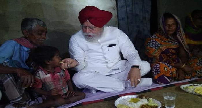 Untitled 16 दलित के घर पहुंचे मोदी मंत्री, खाया बाहर से लाया हुआ खाना