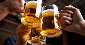 alcohol शरीर गर्म करने के लिए सर्दियों में आप भी पीते हैं शराब तो हो जाएं सावधान, हो सकता है नुकसान