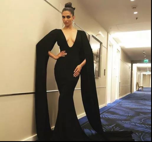 deepika padukone Cannes 2018: ब्लैक ड्रेस में दीपिका ने फिल्म फेस्टीवल में बिखेरे जलवे, देखिए तस्वीरें