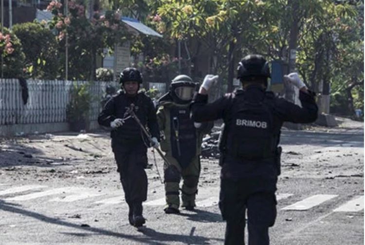 indonesia इंडोनेशिया की 3 चर्च में हुआ आत्मघाती हमला, 6 लोगों की मौत