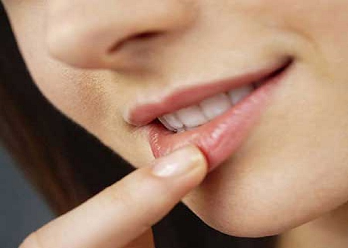 lips Lip Care Tips: ये बुरी आदतें आपके होठों कर देंगी काला, इन बातों का रखें खास ध्यान