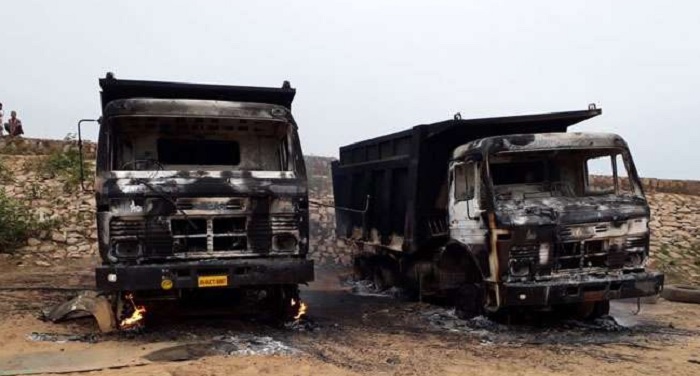 नक्सलियों का कहर, 8 मजदूरों को अगवा कर सात वाहनों को किया आग के हवाले