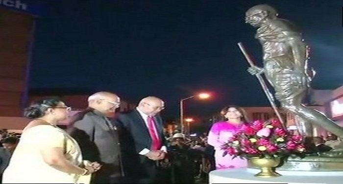 Kovind Gandhi2 राष्ट्रपति रामनाथ कोविंद पहुंचे सूरीनाम, महात्मा गांधी को दी श्रद्धांजली