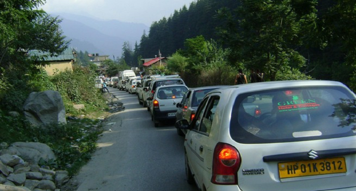 MANALI हिमाचलः पर्यटन सीजन के चलते मनाली-चंडीगढ़ मार्ग जाम,पर्यटकों को हुई मुसीबत