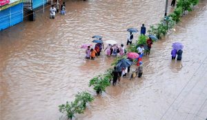 assam floods बाढ़ से असम में जनजीवन बेहाल, 20 जिलों के लाखों लोग प्रभावित, ट्रेनों में फंसे 2800 यात्रियों का किया रेस्क्यू