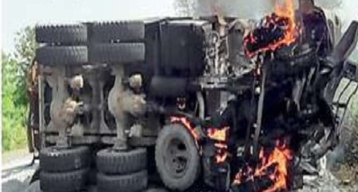 haiva झारखंडः ट्रक और हाइवा की टक्कर से फटा ट्रक का ऑयल टैंक, आग लगन से दो की मौत