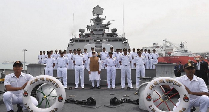 pm modi नेवल बेस जाकर प्रधानमंत्री नरेंद्र मोदी ने की भारतीय सैनिकों से मुलाकात
