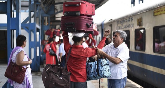 railway ट्रेन में ज्यादा सामान ले जाने पर यात्रियों को भुगतना पड़ सकता है ये खामियाजा