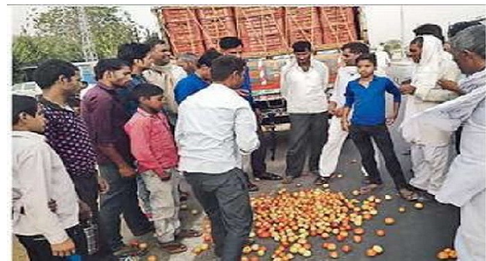 rajsthan राजस्थान: अमरसरवाटी के किसानों ने सब्जी-दूध आम लोगों मे बांटकर जताया विरोध, देश व्यापी आन्दोलन के लिए बनाई रणनीति