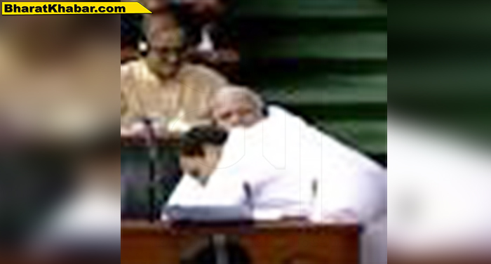 15 अविश्वास प्रस्ताव:-लोकसभा में अपने भाषण के बाद, राहुल गांधी ने संसद में पीएम मोदी को लगाया गले
