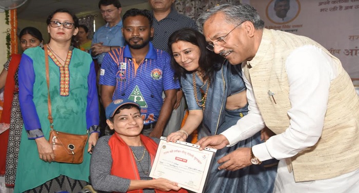 cm rawat 4 1 सीएम रावत ने 13 महिलाओं और किशोरियों को तीलू रौतेली पुरस्कार से सम्मानित किया