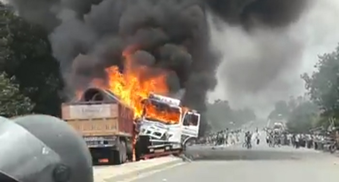 उत्तर प्रदेश के हरदोई जिला में दो ट्रक के आपस में भिड़ने से लगी आग