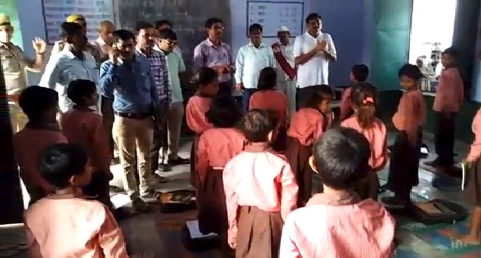 up 2 फतेहपुर में शिक्षा का स्तर जानने के लिए प्राथमिक विद्यालय का औचक निरिक्षण कर डीएम ने लगाई पाठशाला