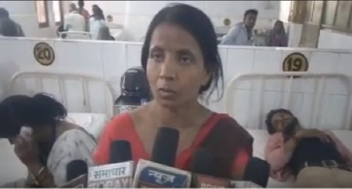 ज्ञानदेवी मील वर्कर फतेहपुर जिले के मलवा में लक्ष्मी कॉटन मील के कर्मचारियों की माँगे पूरी न होने पर किया धरना