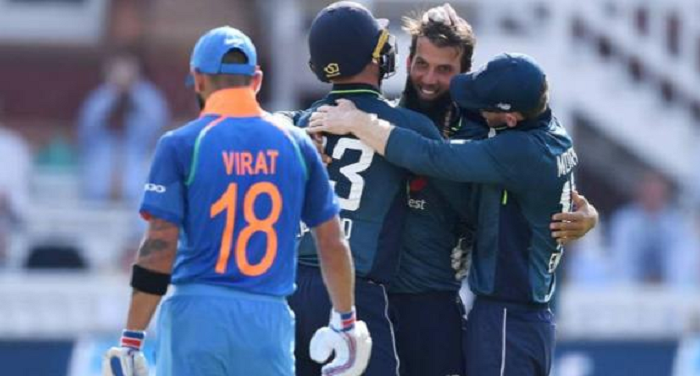 भारत की हार के बाद जश्न मनाते इंग्लिश खिलाड़ी इंग्लैंड ने भारत को दूसरे वन-डे मैच में कड़ी शिकस्त देकर सीरीज में 1-1 से बराबरी की.