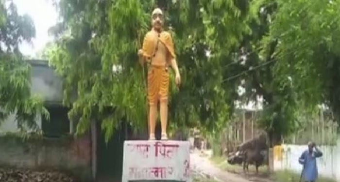 MAHATMA GHANDHI महात्मा गांधी की मूर्ती को किया गया भगवा, ग्रामीणों ने जताई नाराजगी