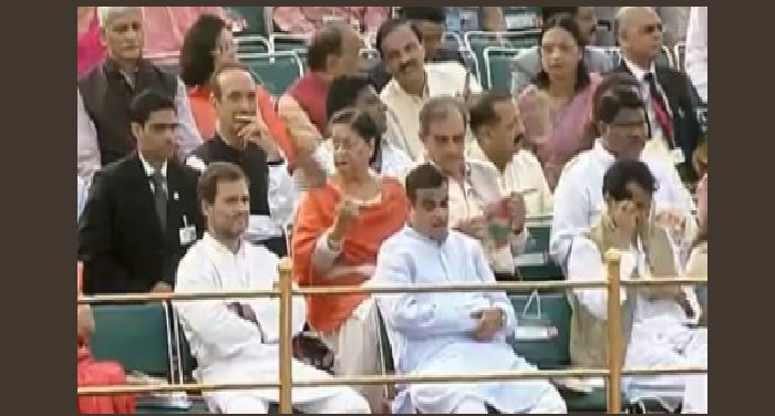 RAHUL स्वतंत्रता दिवस: पहली पंक्ति में बैठे दिखे कांग्रेस अध्यक्ष, गणतंत्र दिवस पर पीछे मिली थी जगह