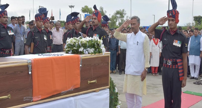 cm rawat 6 सीएम रावत ने भारतीय सेना के शहीद जवान प्रदीप सिंह रावत के पार्थिव शरीर पर पुष्प चक्र अर्पित कर श्रद्धांजलि दी
