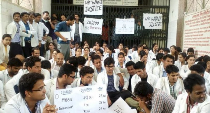केजीएमयू में रेजीडेंट डॉक्टरों की हड़ताल से मचा हाहाकार