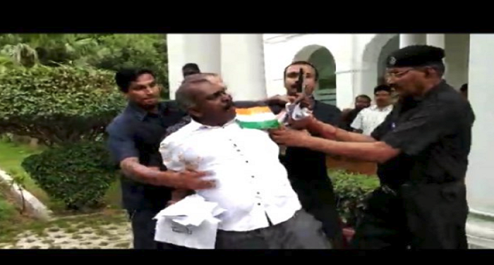 मुख्यमंत्री पिनराई विजयन से मिलने केरला हाउस में चाकू लेकर पहुंचा व्यक्ति