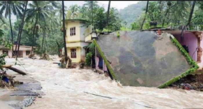 केरल में बाढ ने मचाई तबाही, अब तक 324 लोगों की मौत