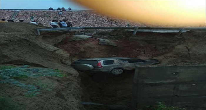 लखनऊ-आगरा एक्सप्रेसवे की सर्विस रोड धंसने से 50 फुट गहरी खाई में गिरी कार
