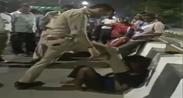 लखनऊ पुलिस की दबंगई का मंजर,रिक्शा चालक को लात-घूसों से पीटा,वीडियो वायरल