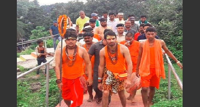 tejpratap कार्यकर्ताओं के साथ देवघर के बाद बांका पहुंचे तेजप्रताप यादव, की पूजा-अर्चना