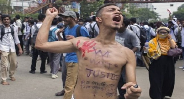 प्रदर्शन करते बंग्लादेशी छात्र बांग्लादेशः राजधानी में 7 दिनों से प्रदर्शन कर रहे छात्रों पर हमला