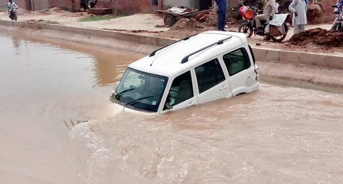 ओडिशाः पुरी में कार के नहर में गिरने से एक परिवार के पांच लोगों की मौत