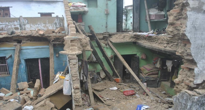 फतेहपुर में कच्चे मकान की दीवार ढहने से चार लोग दबे, एक की मौत