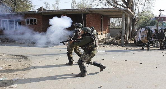 दक्षिण कश्मीर के अनंतनाग जिले में सुरक्षाबलों और आतंकियों के बीच मुठभेड़, एक आतंकी ढेर