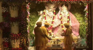 देश भर में धूमधाम से मनाया जा रहा भगवान श्री कृष्ण का जन्म उत्सव,पीएम मोदी ने देशवासियों को दी बधाई