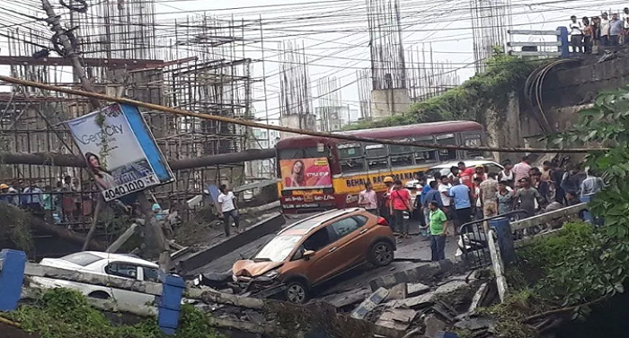 पश्चिम बंगाल की राजधानी कोलकाता में हुआ बड़ा हादसा,माजेरहाट पुल का हिस्सा गिरा,एक की मौत