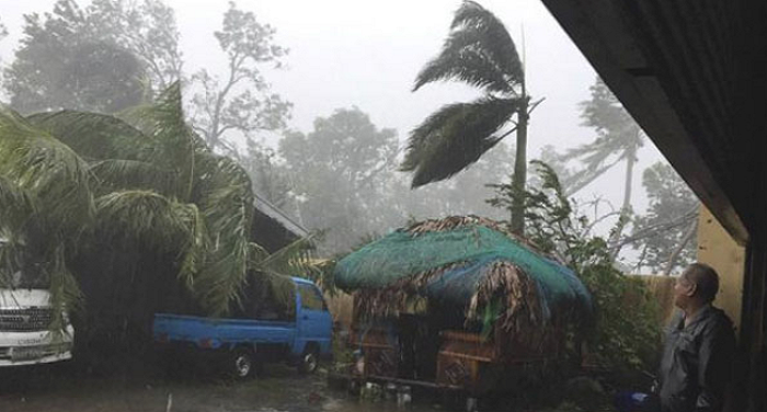 फिलीपीन के बाद हांगकांग और दक्षिण चीन की ओर बढ़ा 'मंगखुत' तूफान