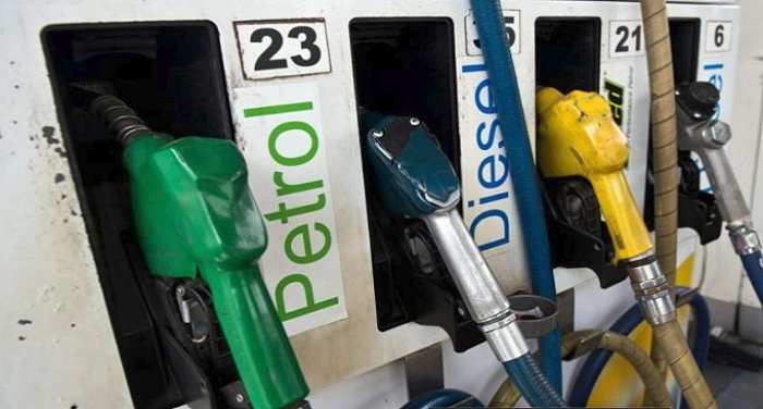 petrol diesel 1 कच्चे तेल के दाम गिरे लेकिन पेट्रोल-डीजल के दामों में अभी वृद्धि