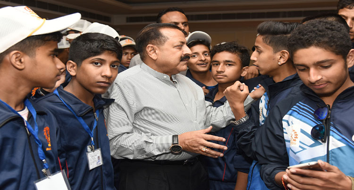 जितेंद्रसिंह जम्‍मू-कश्‍मीरः 90 स्‍कूली बच्‍चों ने राज्‍य मंत्री डॉ.जितेन्‍द्र सिंह से मुलाकात की