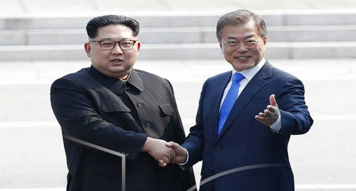 उत्तर कोरिया और दक्षिण कोरिया के नेताओं ने पवित्र ज्वालामुखी पर मिलाए हाथ..