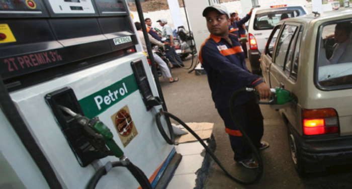 केंद्र सरकार ने पेट्रोल-डीजल पर 1.5 रुपये एक्साइड ड्यूटी घटाई,दिल्ली में 2 रुपये 10 पैसे सस्ता हुआ पेट्रोल