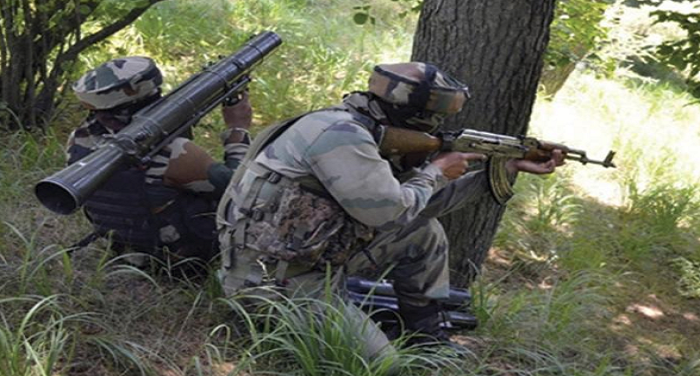 जम्मू-कश्मीर में आतंकियों और सुरक्षाबलों के बीच मुठभेड़, 3 आतंकी घिरे