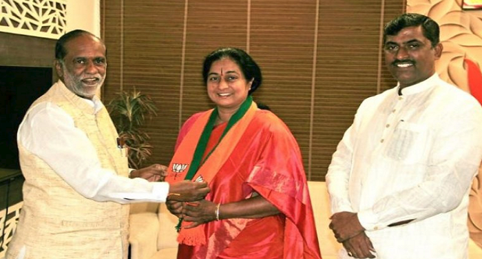 तेलंगाना: कांग्रेस नेता की पत्नी बीजेपी में हुईं शामिल फिर10 घंटे बाद आईं कांग्रेस में