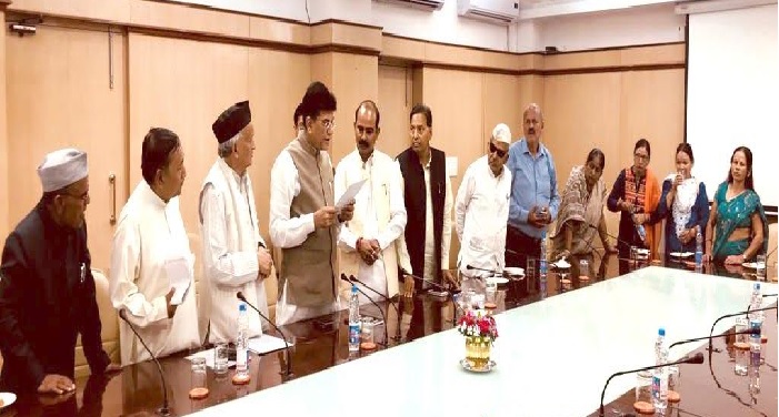 uk 1 1 केन्द्रीय वस्त्र राज्यमंत्री अजय टम्टा और सांसद भगत सिंह कोश्यारी ने नई दिल्ली में रेल मंत्री पीयूष गोयल से भेंट की
