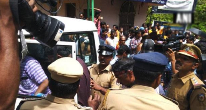 सबरीमाला मंदिर में महिलाओं के प्रवेश को लेकर विरोध जारी, महिला पत्रकारों पर हमला