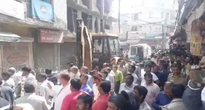 दिल्लीः निर्माणाधीन इमारत गिरने से 1 मजदूर की मौत, कई लोगों के मलबे में दबे होने की आशंका