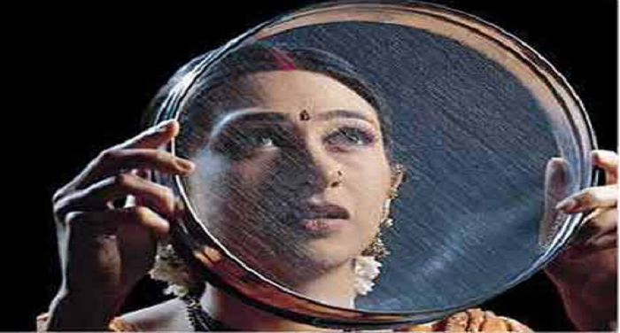 करवा चौथ में महिलाएं छलनी से क्यों देखतीं हैं चांद और पति का चेहरा,जानें क्या है इसका महत्व..