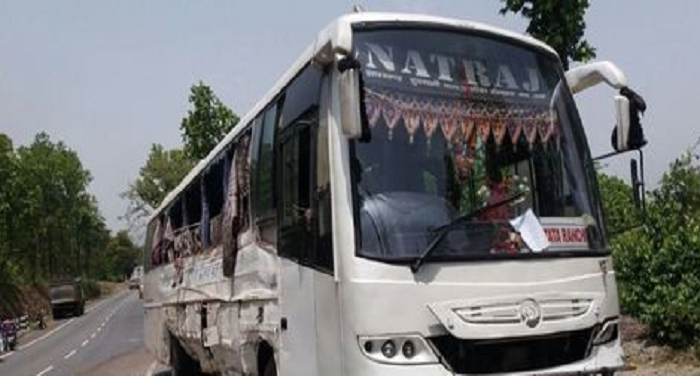 मध्यप्रदेशः बस और ट्रक की जोरदार टक्कर से 5 की मौत करीब डेढ़ दर्जन लोग घायल
