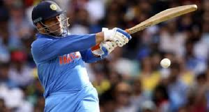 महेंद्र सिंह धौनी वनडे मैचः इंडिया टीम के पूर्व कप्तान धोनी ने सिडनी में पूरे किए 10 हजार रन